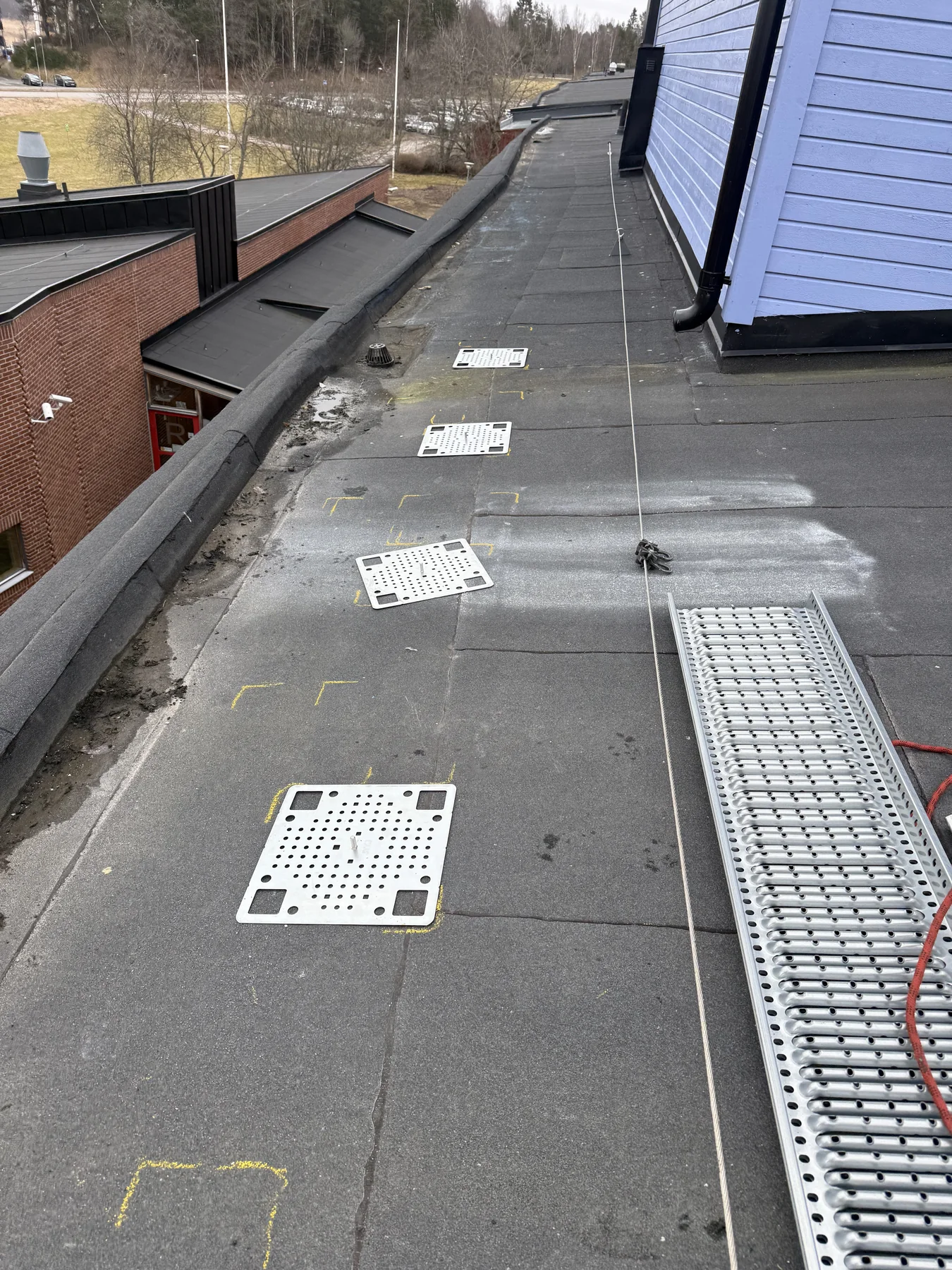 Infästningsplattor och bryggdelar på ett platt tak